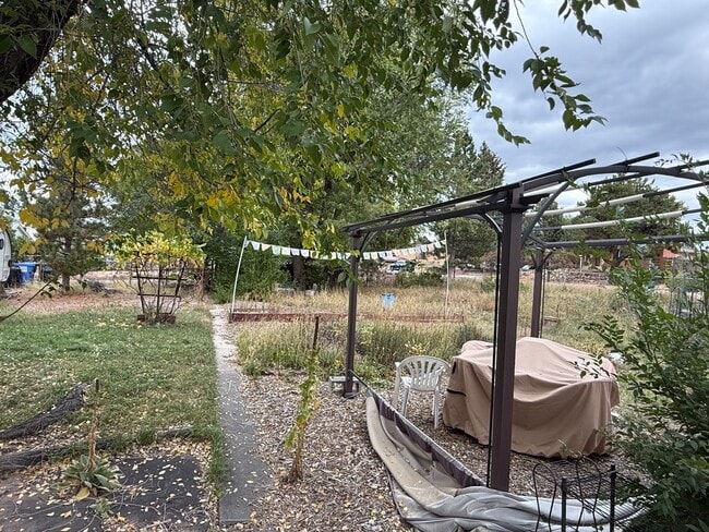 Patio trasero 2 de 2 ¡GRANDE! - 2168 Pheasant Pl