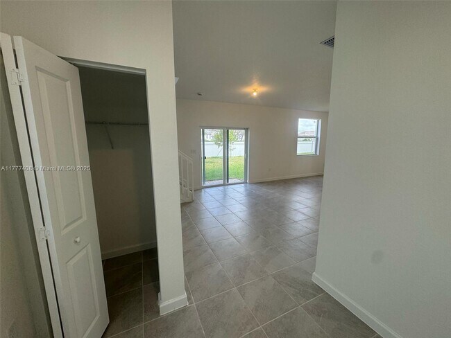 Foto del edificio - 2481 SE 24th Ct