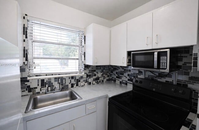 Foto del edificio - 4381 W Flagler St