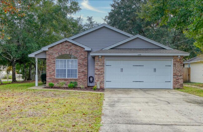 Building Photo - Updated 3 Bedroom in Central Location!