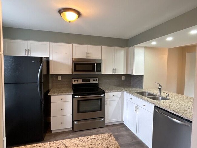 Building Photo - Newly renovated tri-level townhome in Pine...