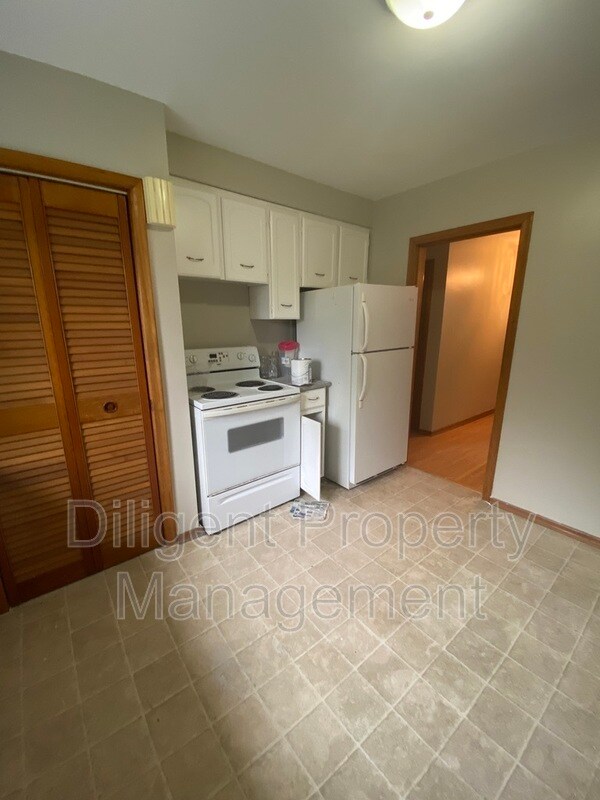 Photo du bâtiment - 927 Ellesmere Ave