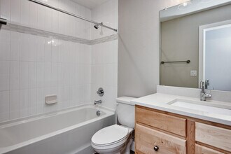 Building Photo - Creekline Townhomes