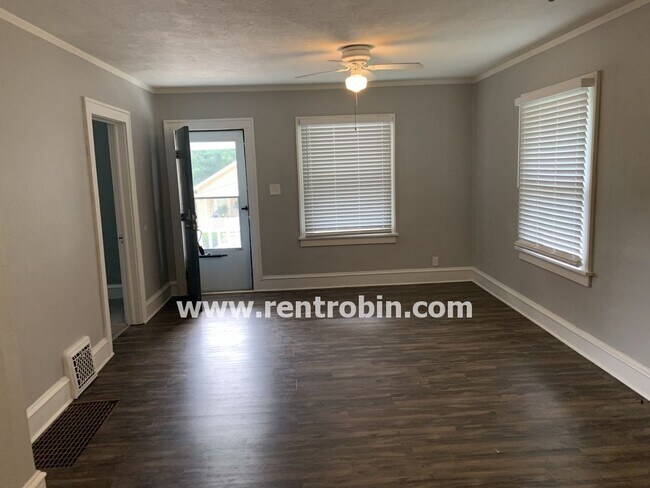 Building Photo - 133 Maple St