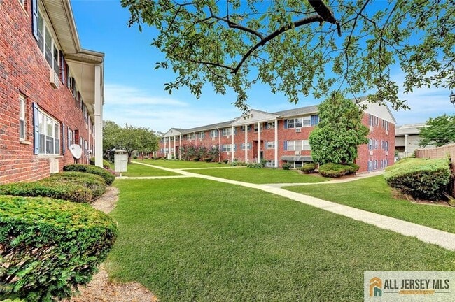 Building Photo - 32 Woodedge Ave