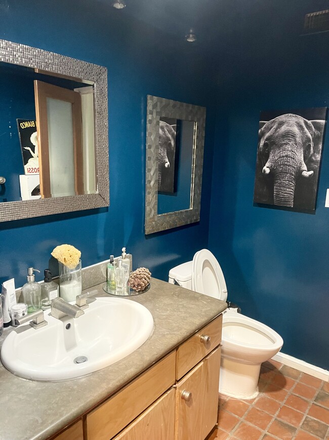 Building Photo - 2366 Nichols Canyon Rd