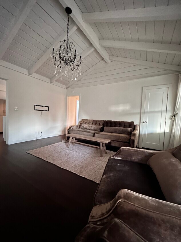 Foto principal - 14971 Elizabeth Lake Rd