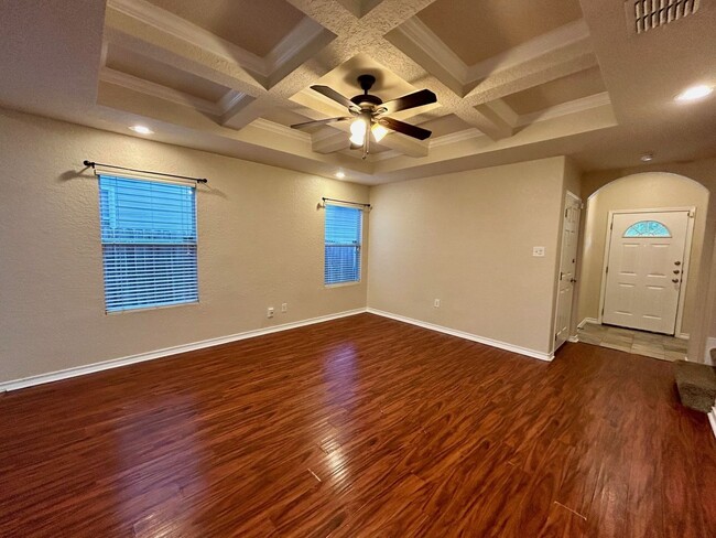 Building Photo - Adorable townhome with 3 bedrooms, 2.5 bat...