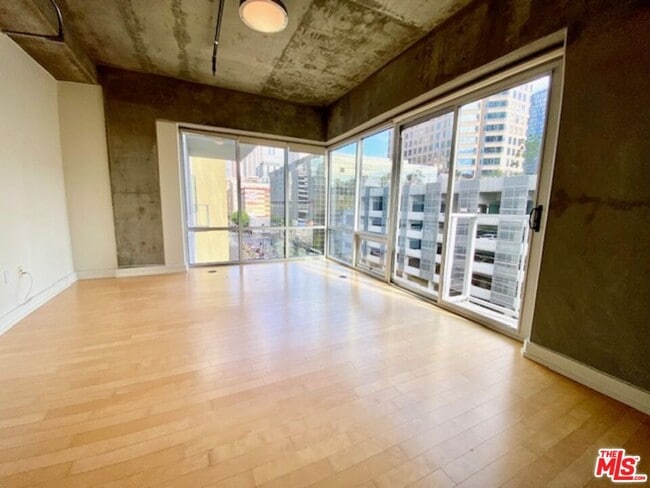 Foto del edificio - 645 W 9th St