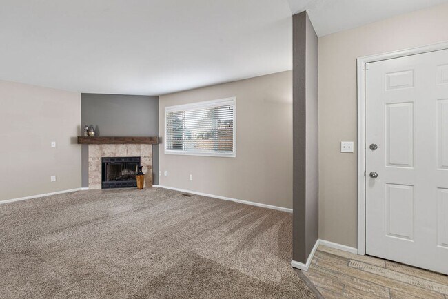 Foto del edificio - Charming 3-Bed, 1.5-Bath Townhome in West ...