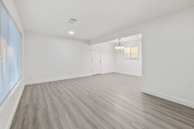 Building Photo - 1406 W Roosevelt Ave