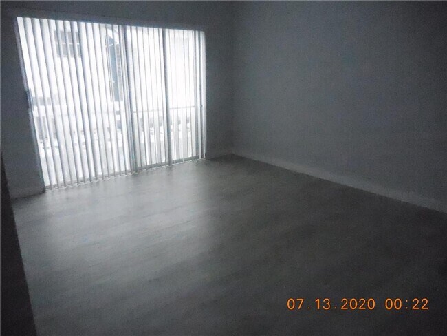 Building Photo - 424 N Riverside Dr