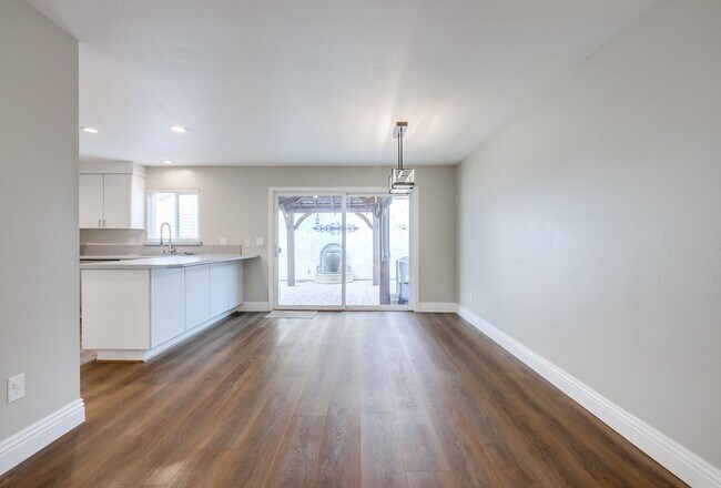 Building Photo - A 3 Bedroom, 2.5 Bathroom Condomunium at t...