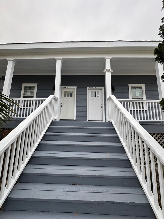 Porche delantero - 2127 Avenue O