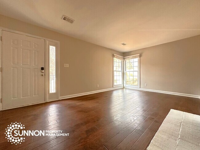 Foto del edificio - Perfectly Located 3 Bed, 2 Bath Home