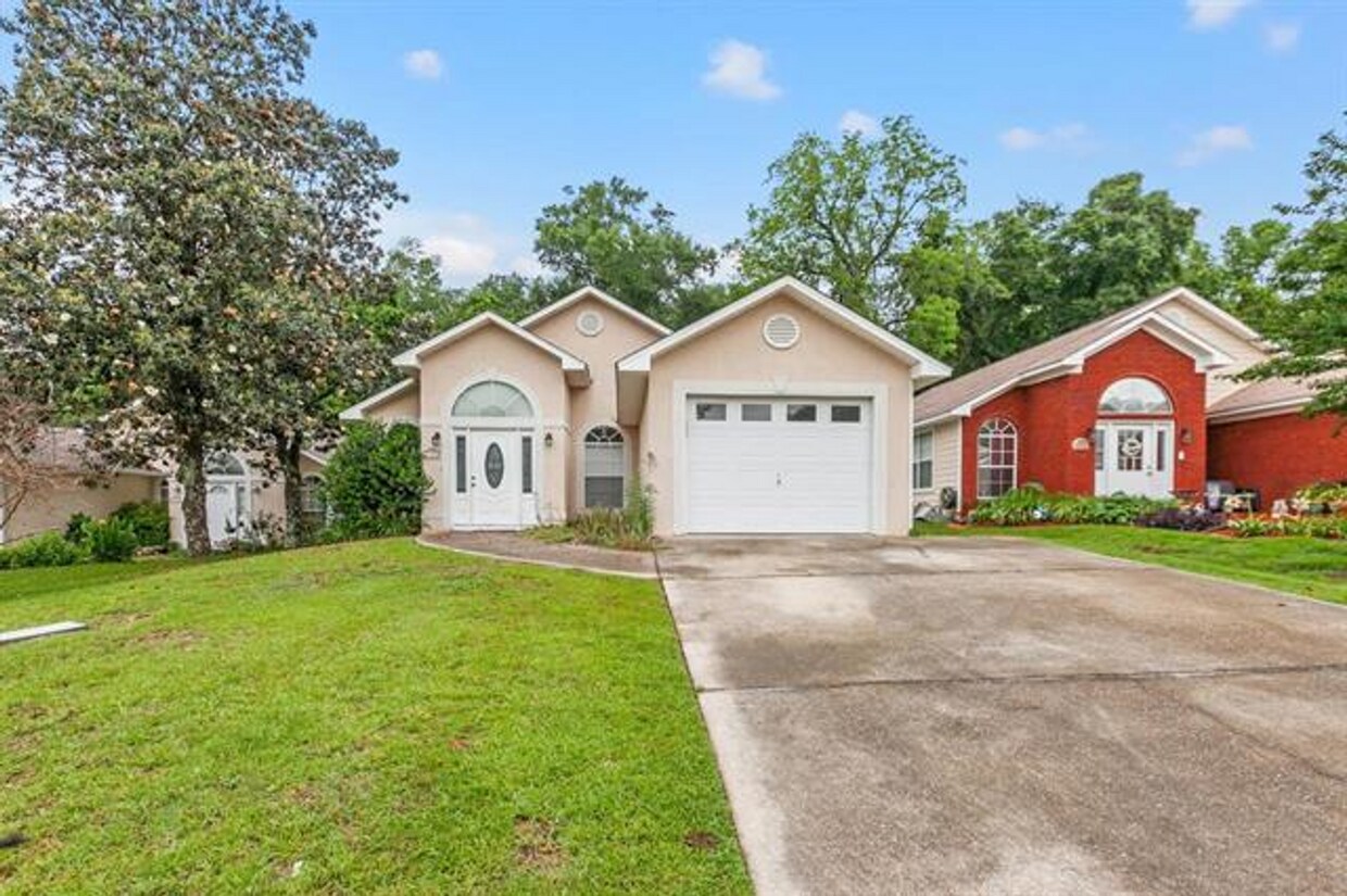 Primary Photo - NE Tallahassee Home In Centre Court