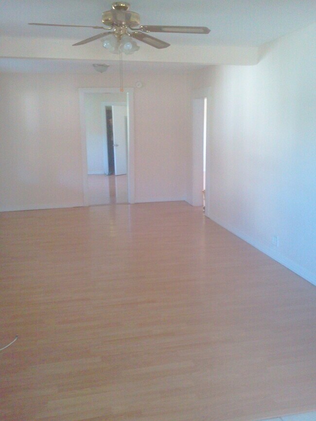 Building Photo - SPACIOUS 3BR/2BA Home with Laminate Wood F...