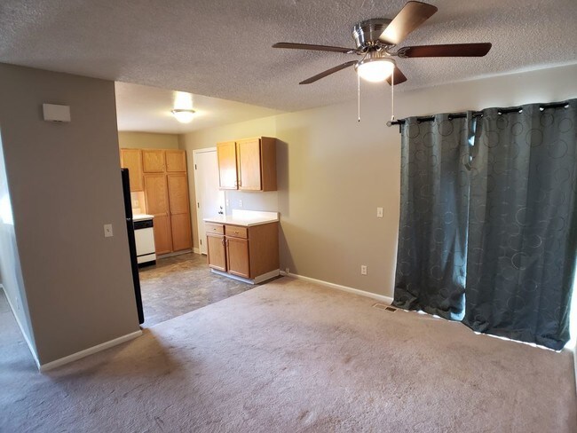 Building Photo - Well Kept Townhouse in the Sunburst Community