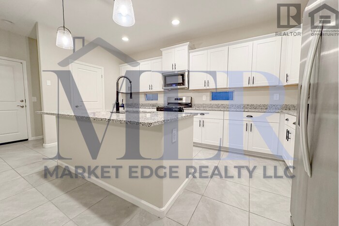 Foto principal - 4Bed/3Bath Home at I10/Wilmot Rd! $199 MOV...