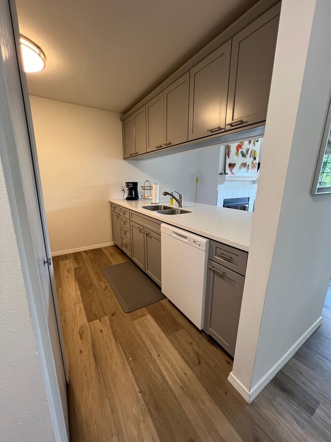 Building Photo - 525 Riverine Dr