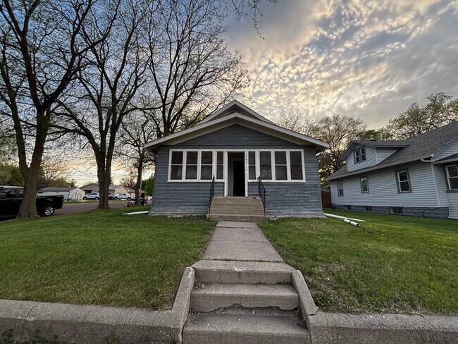 Frente - 523 S Montana St