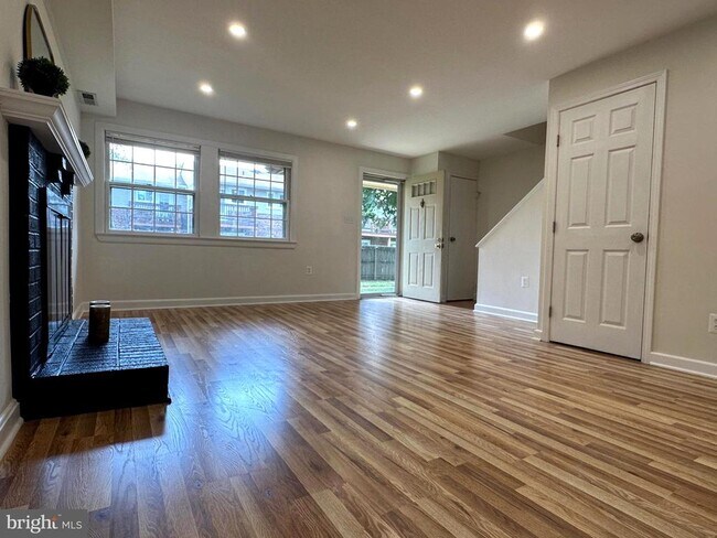 Foto del edificio - 411 Hampton Ct