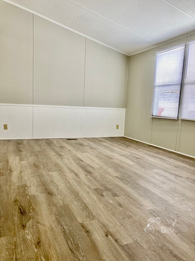 Building Photo - 870 Tower Rd SE