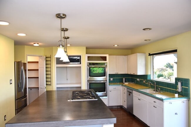 Foto del edificio - 3 Bedroom 2 Bath Tacoma Home with Hot Tub ...