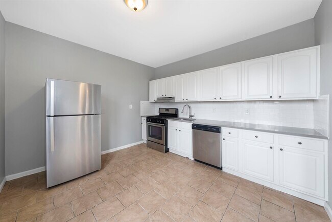 Building Photo - 152 Bentley Ave