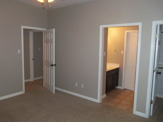Building Photo - Stunning home with backyard Oasis in Round...
