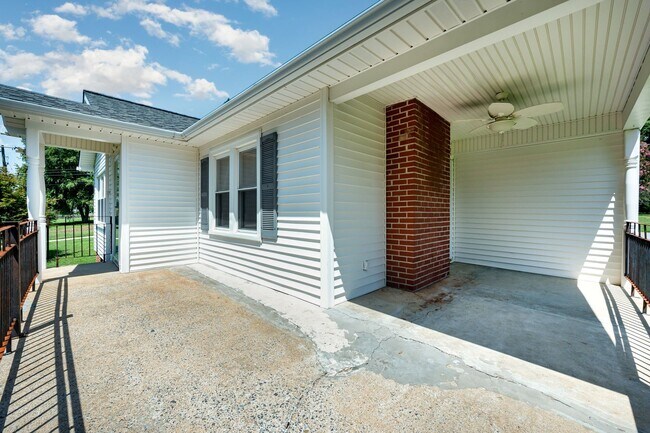 Foto del edificio - Two Bedroom Farmhouse with LARGE Bonus Room