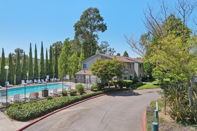 Building Photo - 900 Cambridge Dr