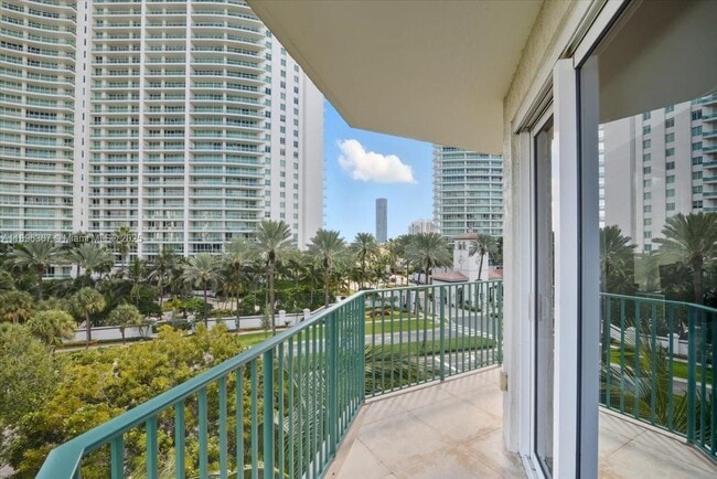 Building Photo - 20000 E Country Club Dr