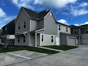 Building Photo - 340 Huisache St