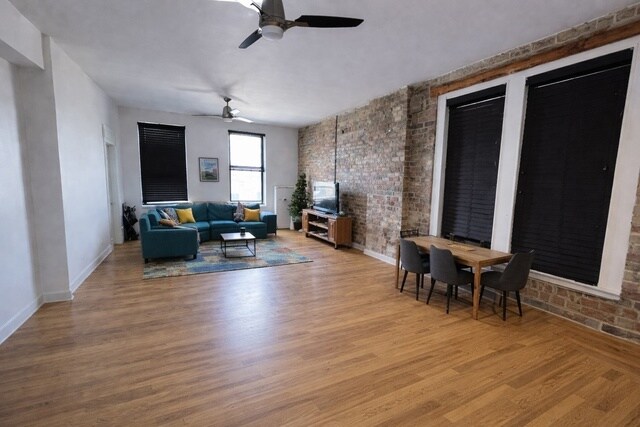 Foto del edificio - 2129 N Southport Ave