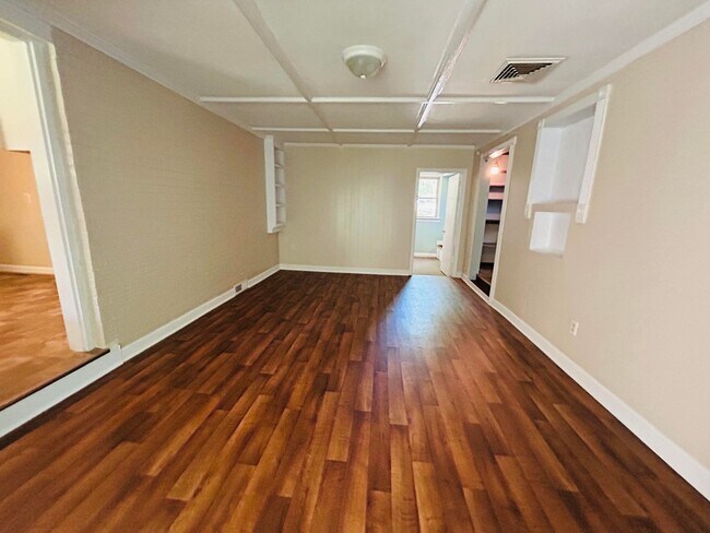 Building Photo - Fabulous 3 bedroom 2 bathroom Ranch home i...