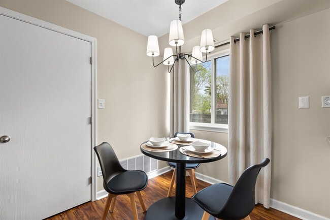 Foto del edificio - 18447 Sharon Ln