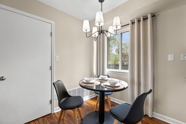 Foto del edificio - 18451 Sharon Ln