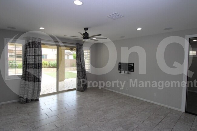 Foto del edificio - 275 E Honeysuckle Pl