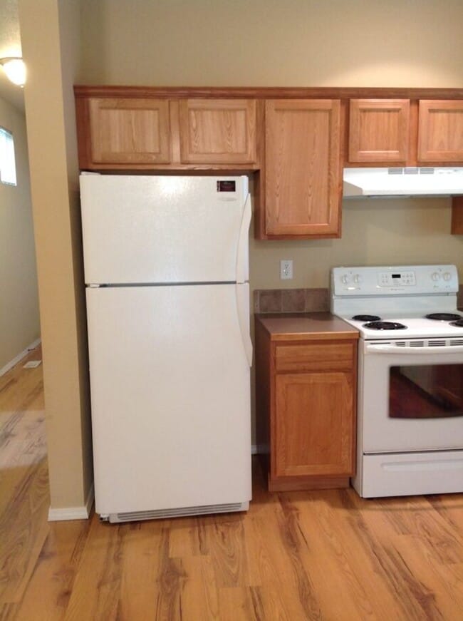 Building Photo - Bright and Airy 3 Bedroom Home with High C...