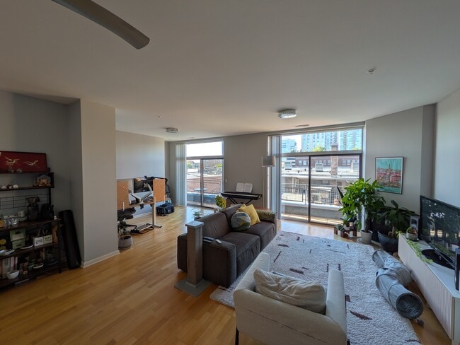 Sala de estar y rincón - 1572 Maple Ave