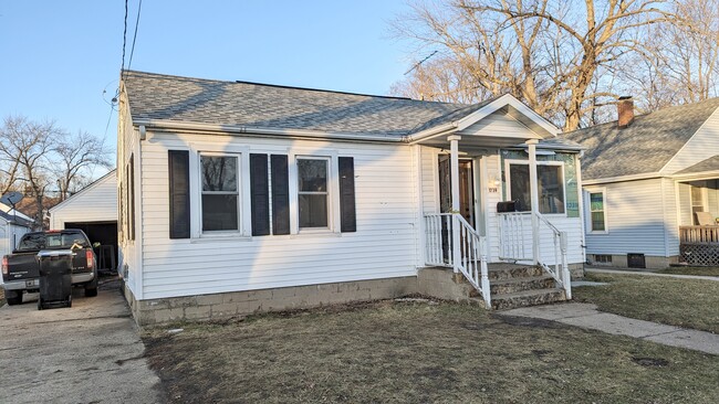 3 Bedroom / 1 Bathroom House + separate office space - 1739 Forest Ave