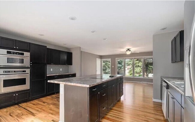 Building Photo - Newly Renovated Dream Home! 4BD + Study+ F...