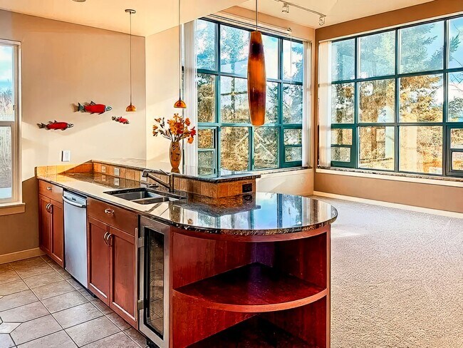 Foto del edificio - Penthouse condo in the ideal location in t...