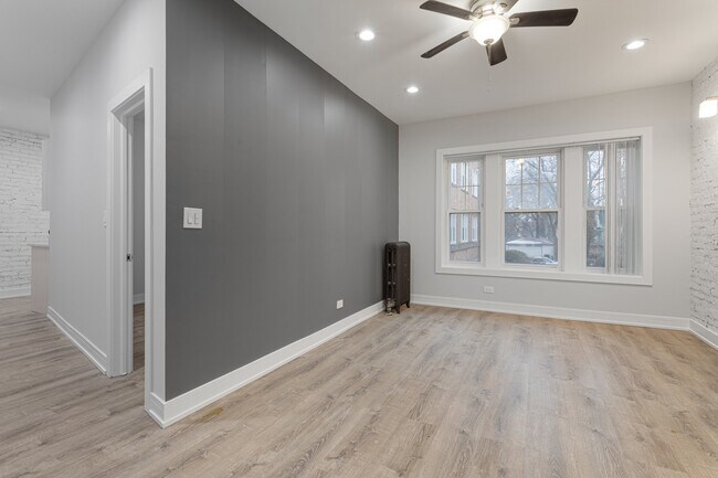 Building Photo - 6952 N Wolcott Ave
