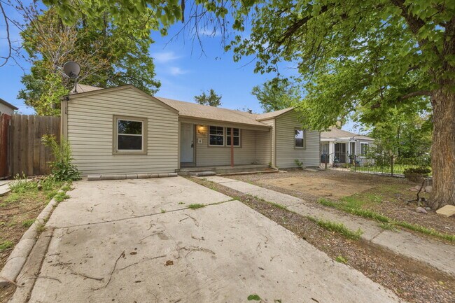 Foto del edificio - Four Bedroom Home In Aurora - ready ASAP. Brand New Paint Top to Bottom, with updated flooring!