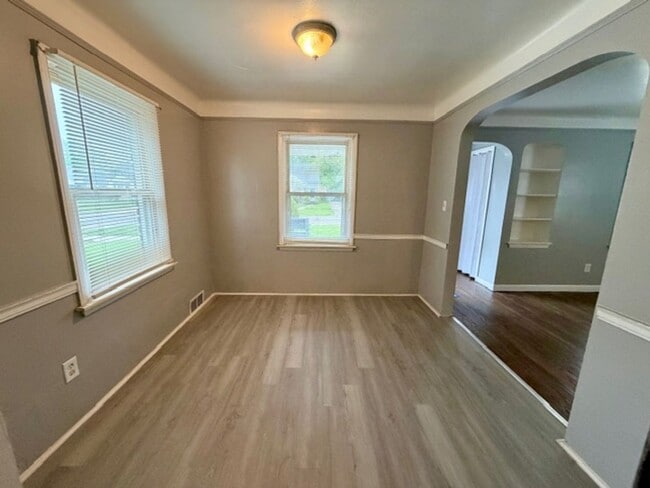 Building Photo - 2 Bedroom 1 Bath House For Lease