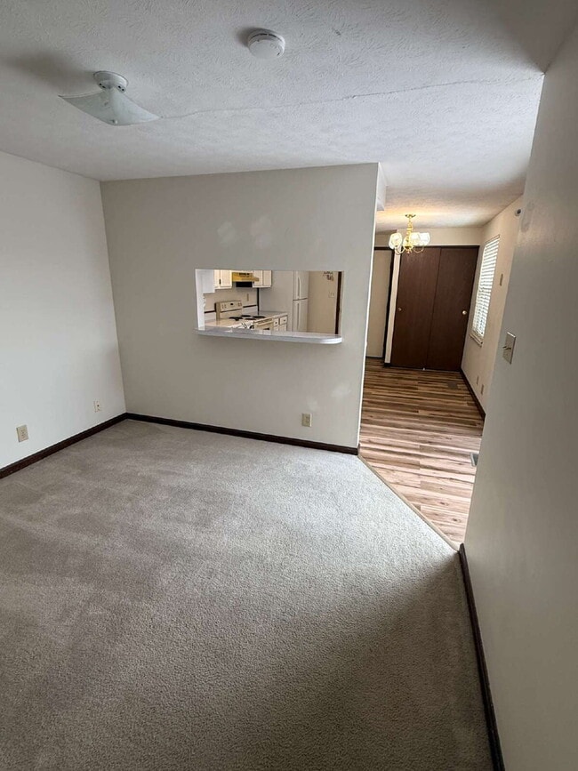 Building Photo - "Charming 2-Bed, 2-Bath Condo Retreat in Sidney's Viking Court!"