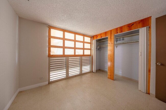 Foto del edificio - SPACIOUS GROUND FLOOR condo w/ 1/1/1pkg co...