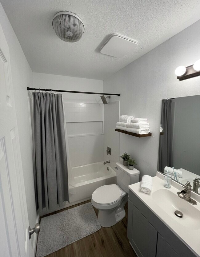 Building Photo - 2106 Hunt Dr